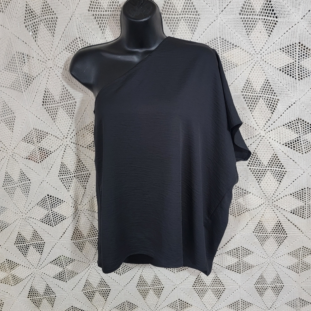 Small Black of the shoulder blouse. Name brand unknown